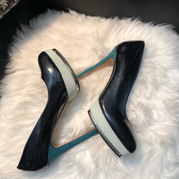 VINCE CAMUTO PATENT HEELS - Picture 4 of 6